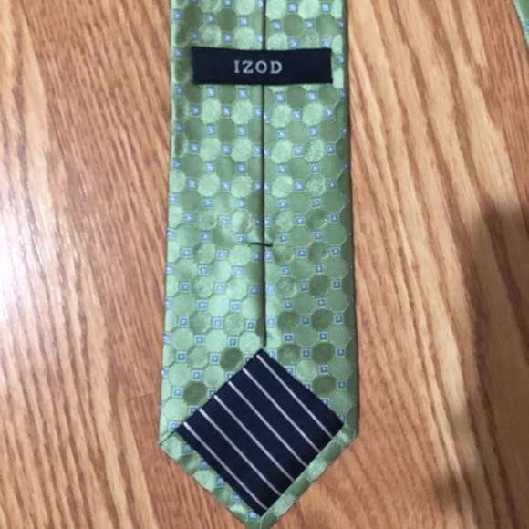 IZOD Tie Green/Pattern 100% Silk EUC - Picture 4 of 5